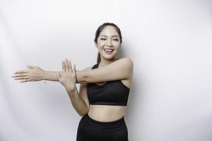 portret van jong Aziatisch sportief vrouw vervelend sportkleding is uitrekken uit voordat opleiding. foto