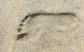 voetafdruk voetafdrukken Aan de strand zand door de water Mexico. foto