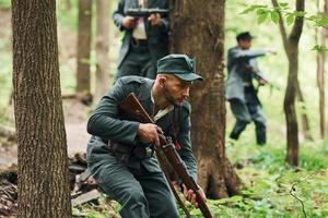 ternopil, Oekraïne - juni 2020 upa oekraïens opstandeling leger film filmen. afbeeldingen van achter de schermen. jong en oud soldaten met wapens is aanvallen foto