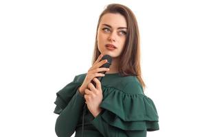 charmant vrouw in groen kleur jurk met microfoon foto