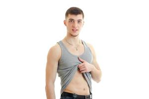 jong sportief sexy vent picks omhoog een t-shirt en op zoek Bij camera foto