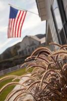 modern huis werf abstract met Amerikaans vlag. foto