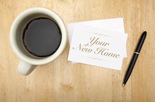uw nieuw huis Notitie kaart, pen en koffie foto
