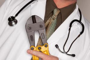 dokter met stethoscoop Holding een kabel snijders foto
