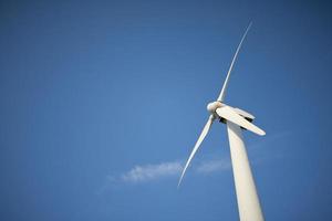 wind turbine over- dramatisch lucht en wolken foto