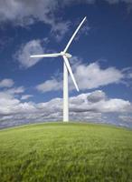 wind turbine over- gras veld, dramatisch lucht en wolken foto