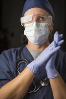 bezorgd vrouw dokter of verpleegster vervelend beschermend gelaats slijtage foto
