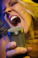 vrouw zingt met passie foto