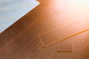 nieuw geïnstalleerd bruin laminaat vloeren foto