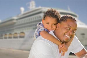 gemengd ras vader en zoon in voorkant van reis schip foto