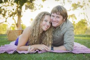 aantrekkelijk liefhebbend paar portret in de park foto