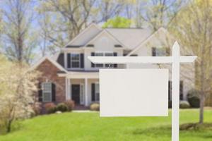 blanco echt landgoed teken in voorkant van nieuw huis foto