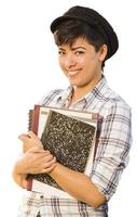 portret van gemengd ras vrouw leerling Holding boeken geïsoleerd foto