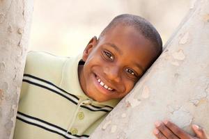 jong Afrikaanse Amerikaans jongen spelen in de park foto
