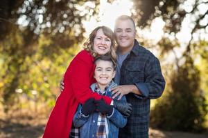 gemengd ras familie portret buitenshuis foto