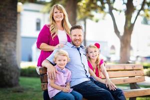 gelukkig aantrekkelijk jong Kaukasisch familie portret in de park foto