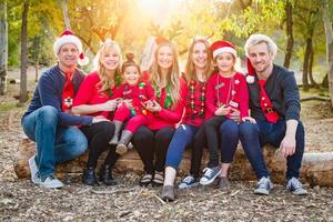 Kerstmis themed multi-etnisch familie portret buitenshuis foto