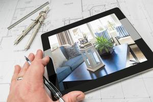 architect hand- Aan tablet tonen huis interieur over- huis plannen foto