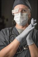 vrouw dokter of verpleegster vervelend schrobben, beschermend gezicht masker en stofbril foto