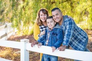 gemengd ras familie portret buitenshuis foto