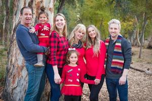 multigenerationeel gemengd ras familie portret buitenshuis foto