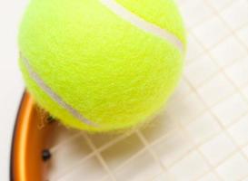 abstract tennis bal, racket en strings foto