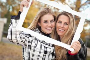 mooi moeder en dochter portret in park met kader foto
