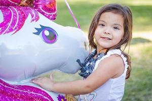 schattig jong gemengd ras baby meisje Holding mylar ballon buitenshuis foto