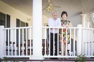aantrekkelijk Chinese paar genieten van hun huis foto