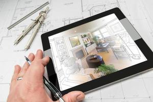 hand- van architect Aan computer tablet tonen leven kamer over- huis plannen foto