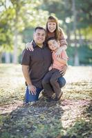 jong gemengd ras familie portret buitenshuis foto