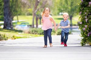 jong zus en broer hebben pret rennen Bij de park foto