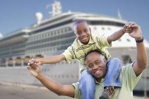 gelukkig vader en zoon in voorkant van reis schip foto