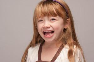 portret van een aanbiddelijk rood haren meisje foto