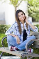 gemengd ras vrouw leerling portret Aan school- campus bank foto