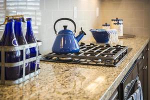 marmeren keuken teller en fornuis met kobalt blauw decor foto