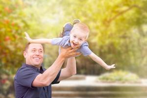 jong Kaukasisch vader en zoon hebben pret Bij de park foto