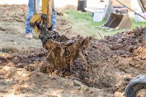 werken graafmachine trekker graven een loopgraaf Bij bouw plaats foto