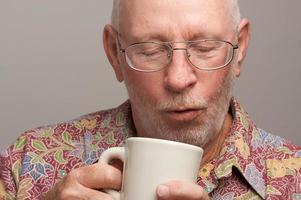 senior Mens geniet zijn koffie foto