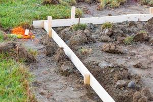 gidsen en inzetten in grond Bij bouw plaats foto