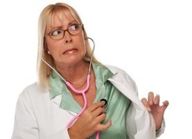 aantrekkelijk vrouw dokter of verpleegster controle haar eigen hart foto