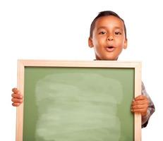 schattig spaans jongen Holding blanco schoolbord foto