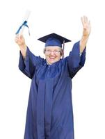gelukkig senior volwassen vrouw afstuderen in pet en japon Holding diploma geïsoleerd Aan een wit achtergrond. foto
