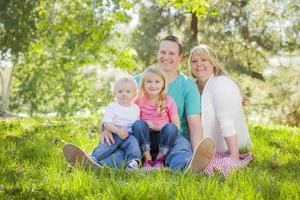 jong aantrekkelijk familie portret in de park foto