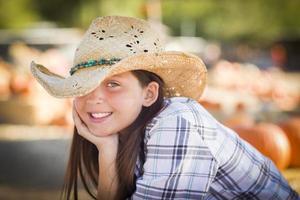 preteen meisje portret Bij de pompoen lap foto