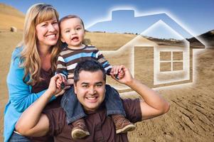 gemengd ras familie Bij bouw plaats met spookachtig huis achter foto