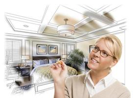 vrouw met potlood over- slaapkamer ontwerp tekening en foto combinatie