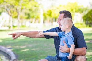 jong Kaukasisch vader en zoon hebben pret Bij de park foto