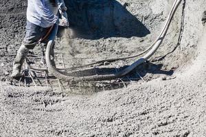 zwembad bouw arbeider het schieten concreet, spuitbeton of gunite door slang foto