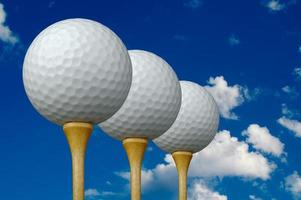 drie golf ballen en tees foto